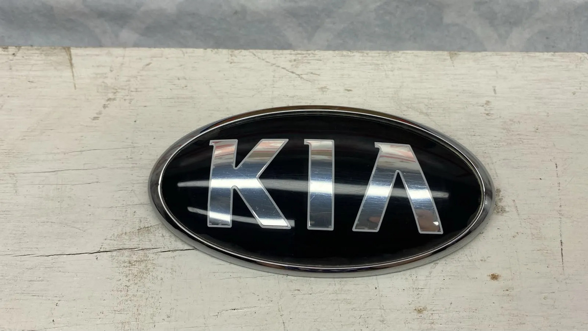 Emblema Tapa Cajuela Kia Forte 2014 Al 2016 Orig Negro
