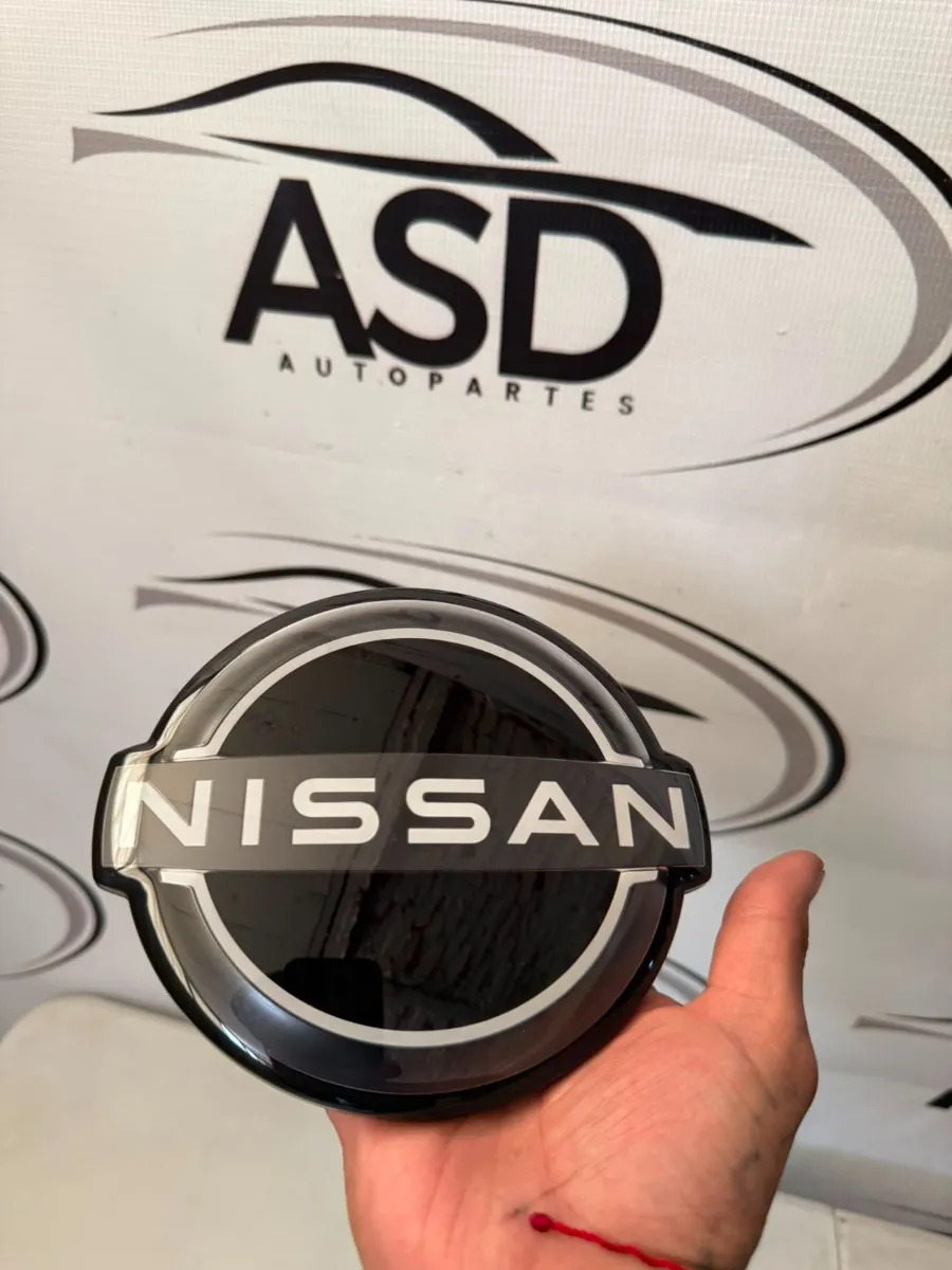 Emblema Parrilla Radar Nissan Sentra Kicks 2021 2025 Original Negro