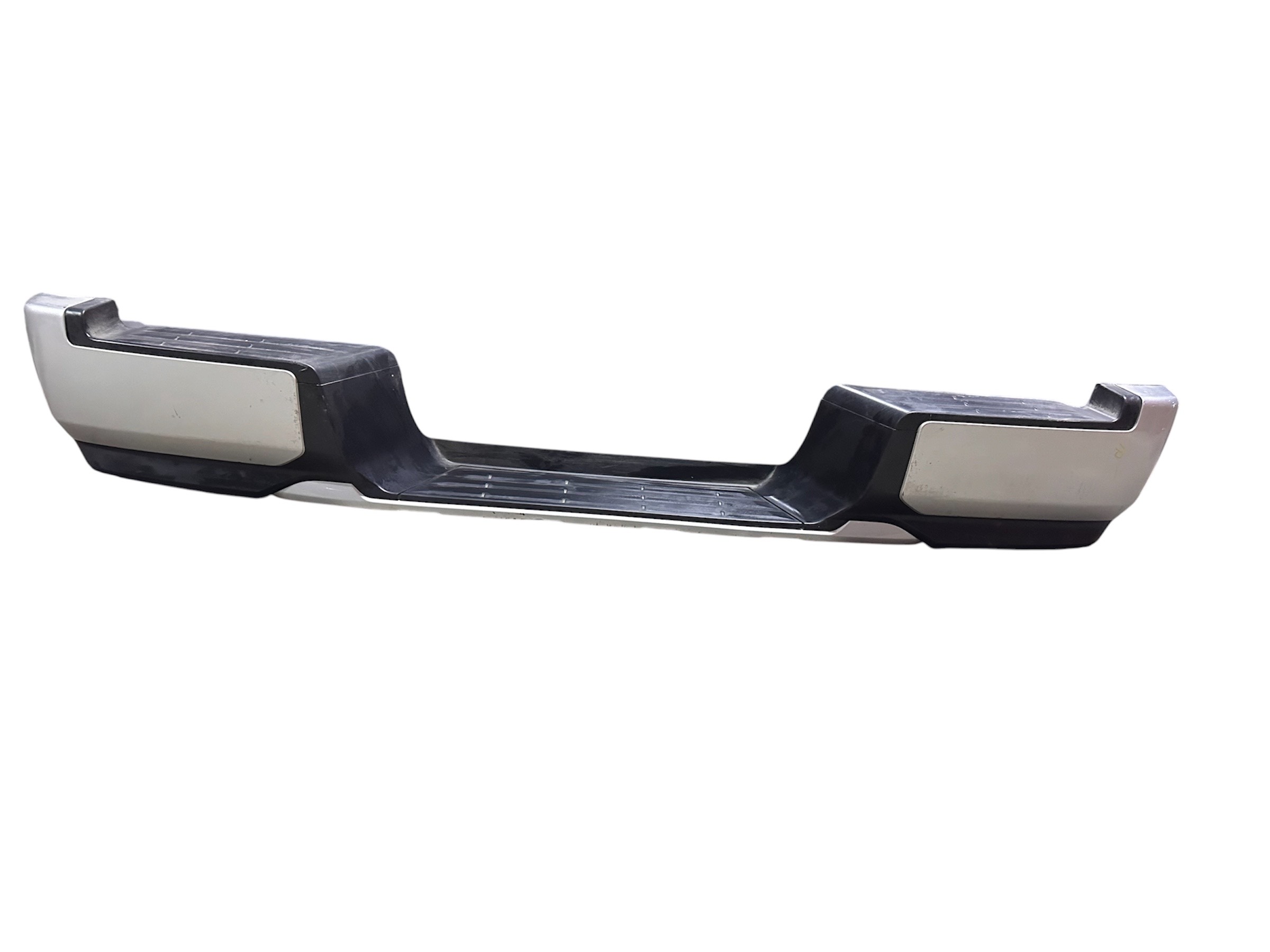 Mitsubishi L200 2019 - 2024 Defensas Trasera Usado Original