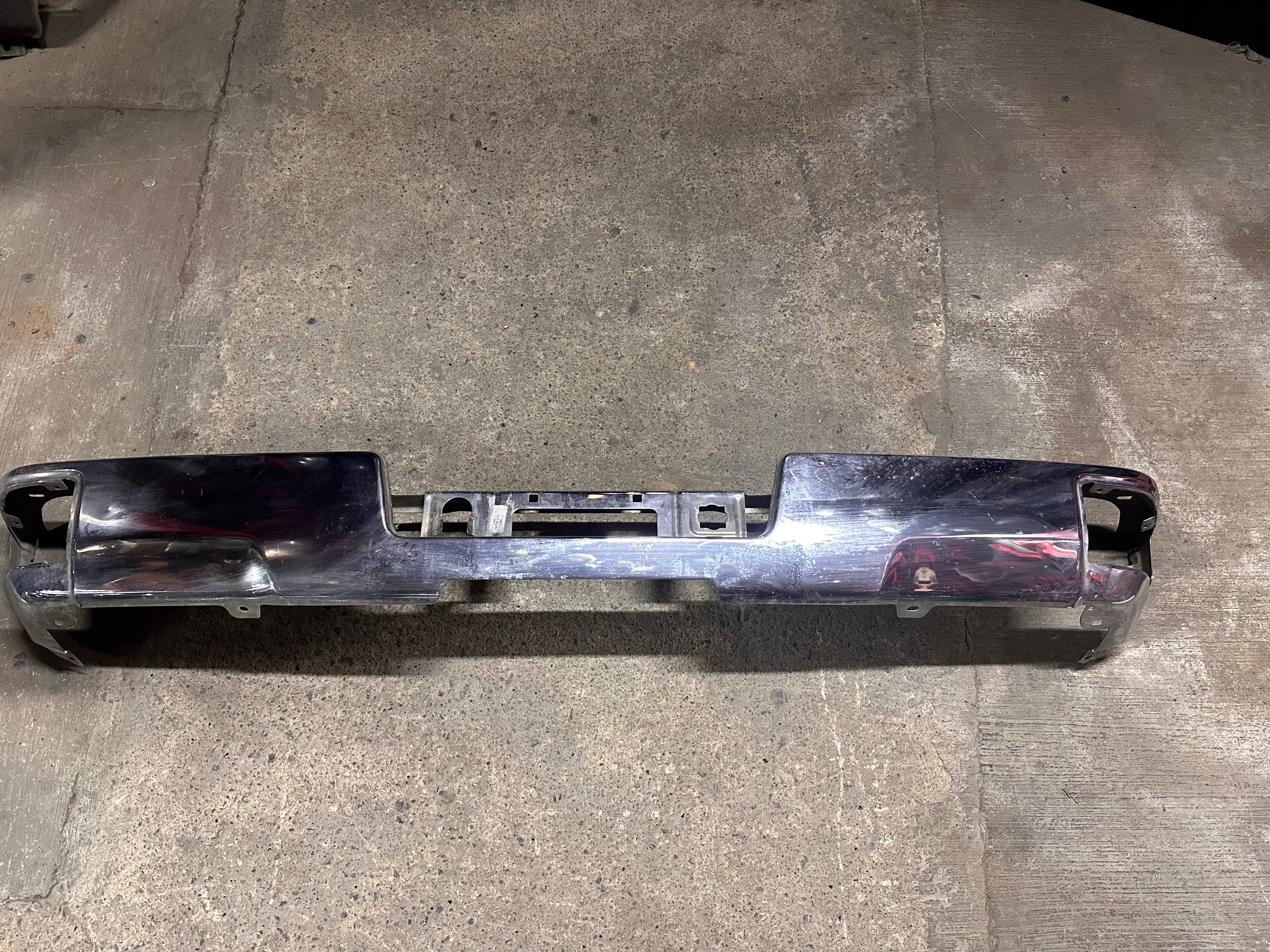 Chevrolet Cheyenne 2013 - 2018 Defensas Trasera Usado Original