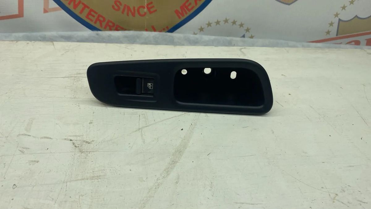 Jeep Renegade 2015 - 2023 Control de puerta Trasera Derecho Usado Original