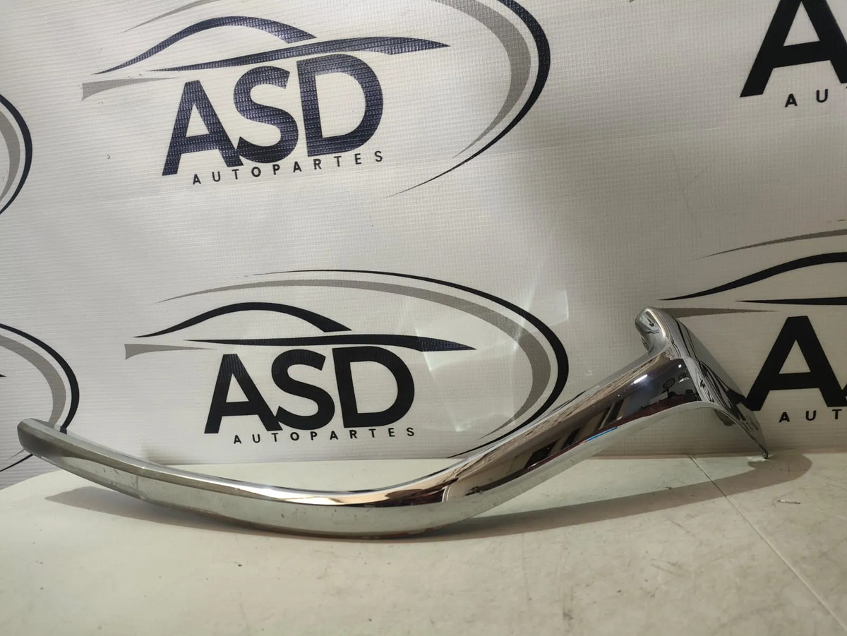 Bisel Moldura Parrilla Izquierda Mazda 3 17-18 Con Detalle Plateado Izquierdo