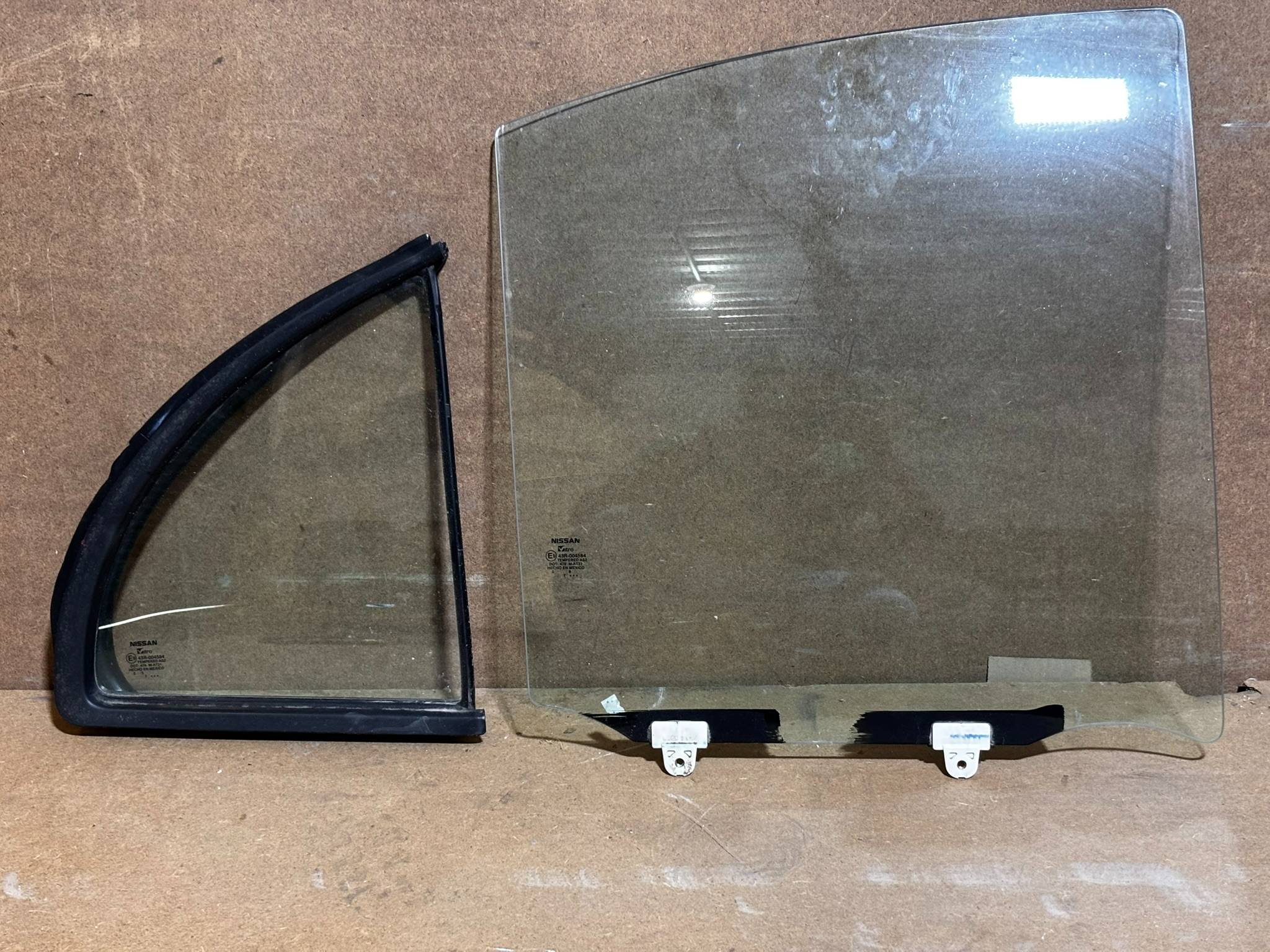 Nissan V-drive 2012 - 2025 Vidrio Trasera Derecho Usado Original