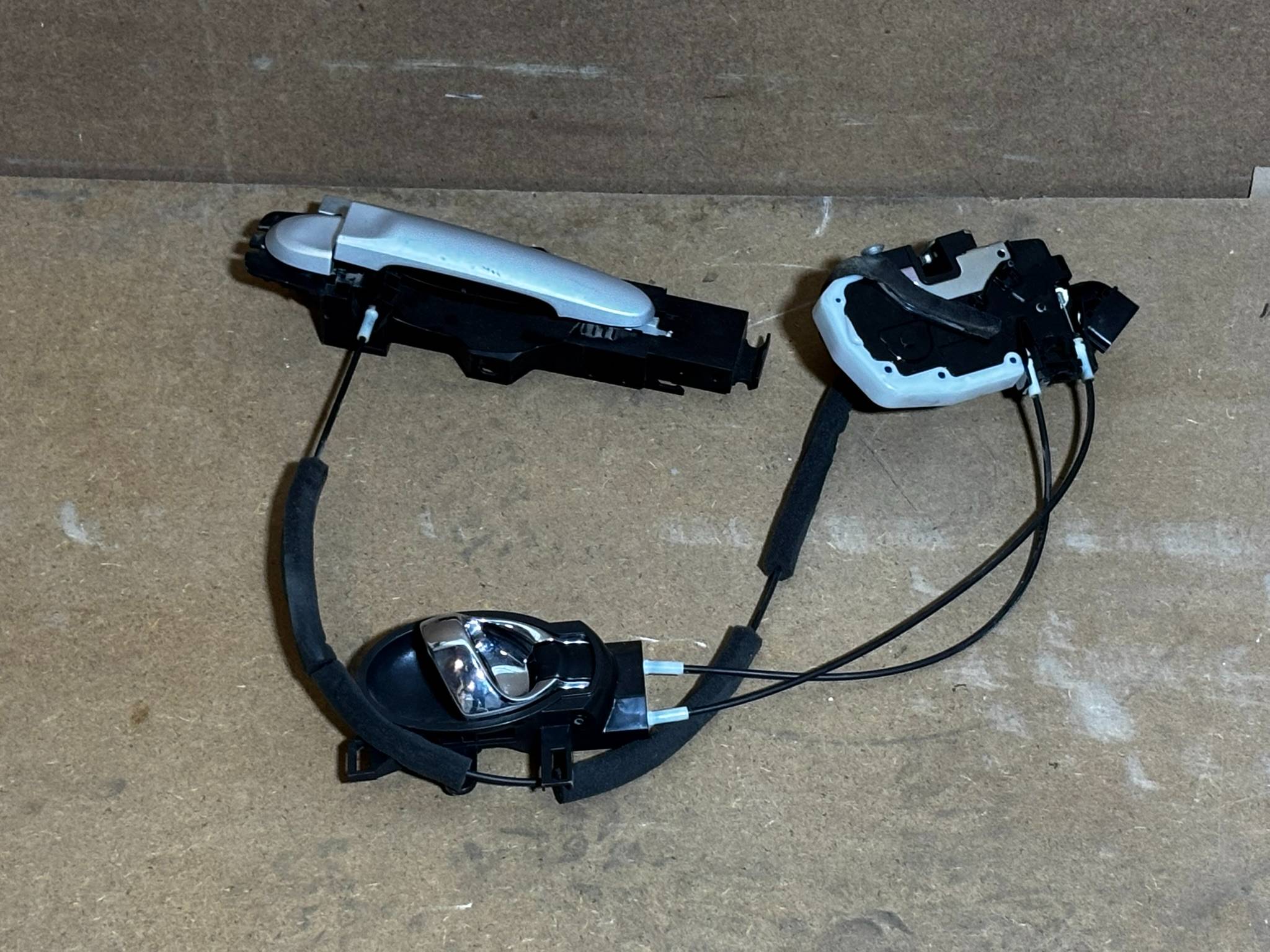 Nissan V-drive 2012 - 2025 Manija Trasera Derecho Usado Original