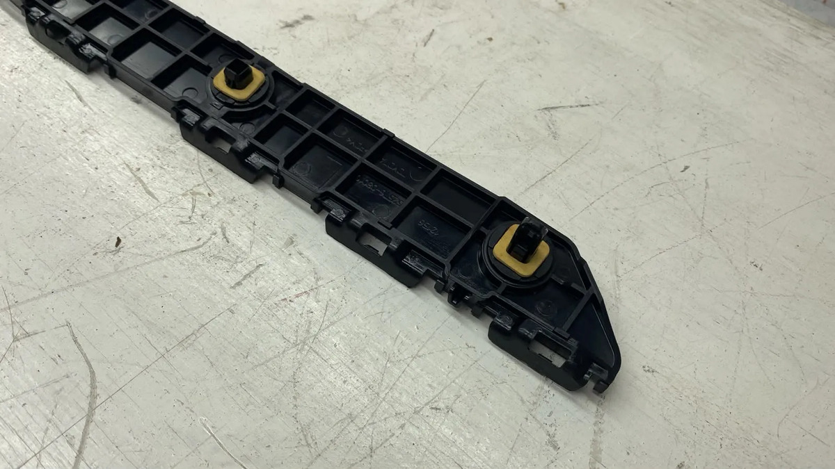 Guia Facia Trasera Izquierda Toyota Sienna 2011 Al 2020 Orig