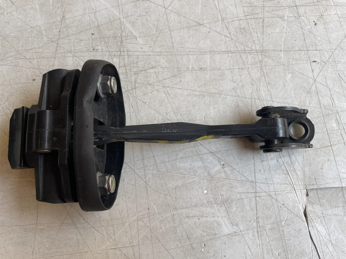 Tirante Retenedor Puerta Trasera Lh Y Rh Renegade 2015 2023 Negro