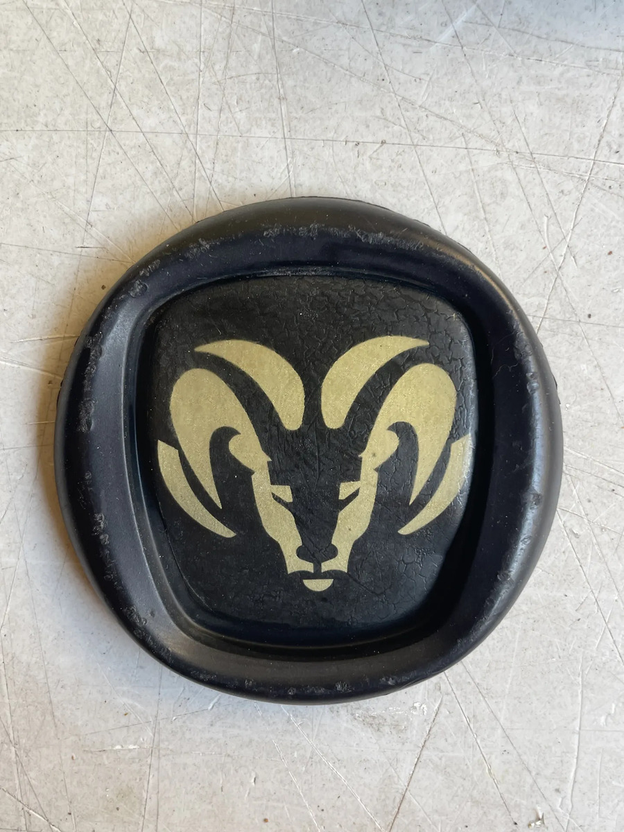 Emblema Negro / Dorado Parrilla Ram 700 Original 2015 A 2020 Negro