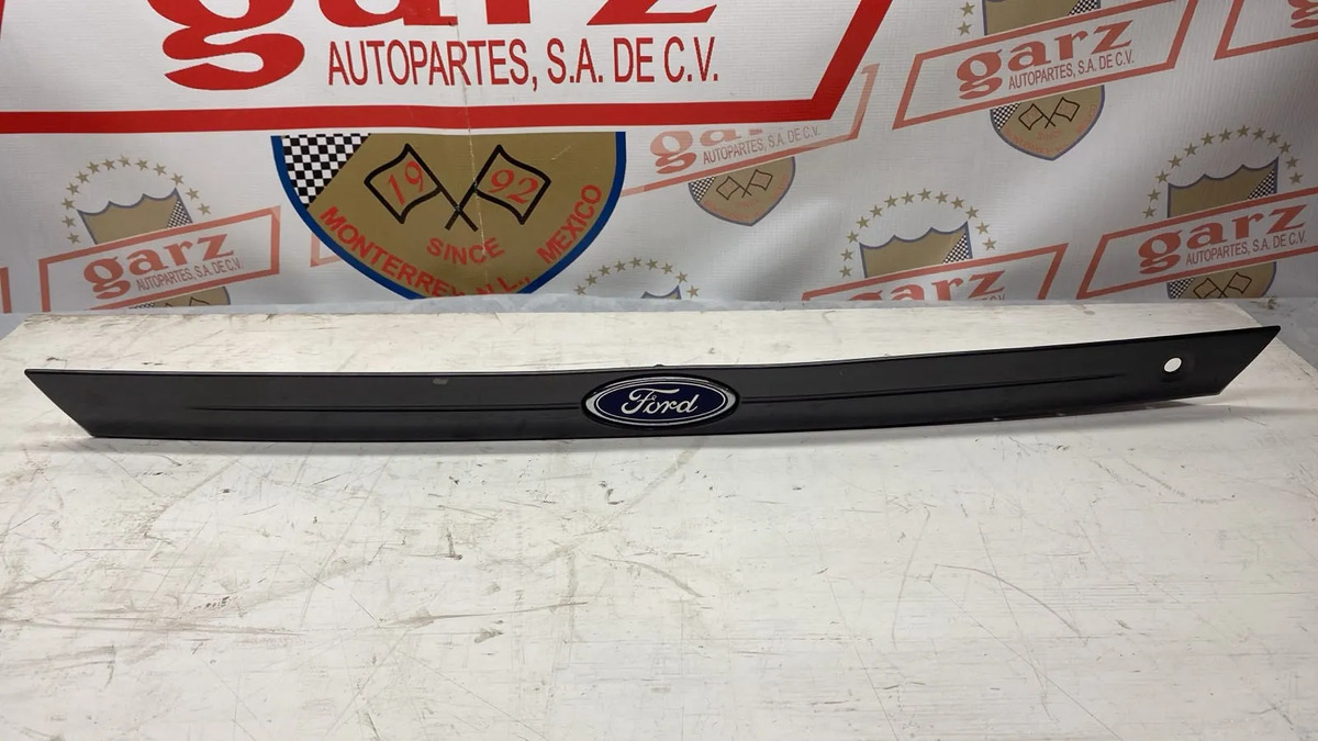 Ford Focus 2000 - 2007 Moldura Trasera Usado Original
