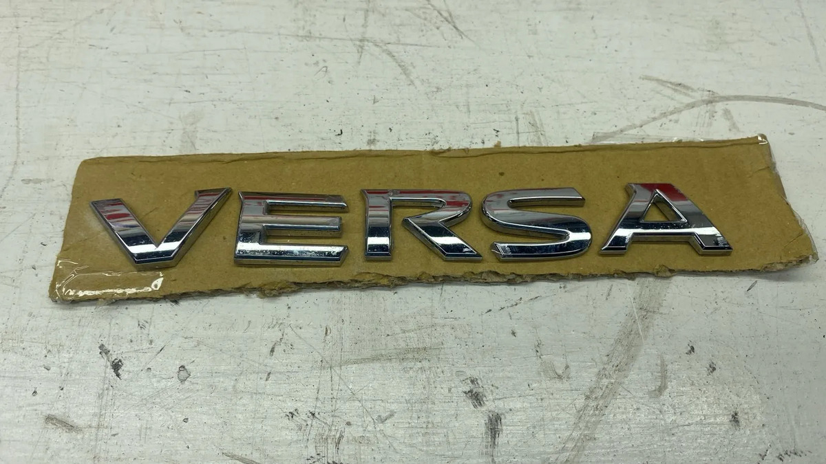 Nissan Versa 2020 - 2024 Emblema Trasera Usado Original