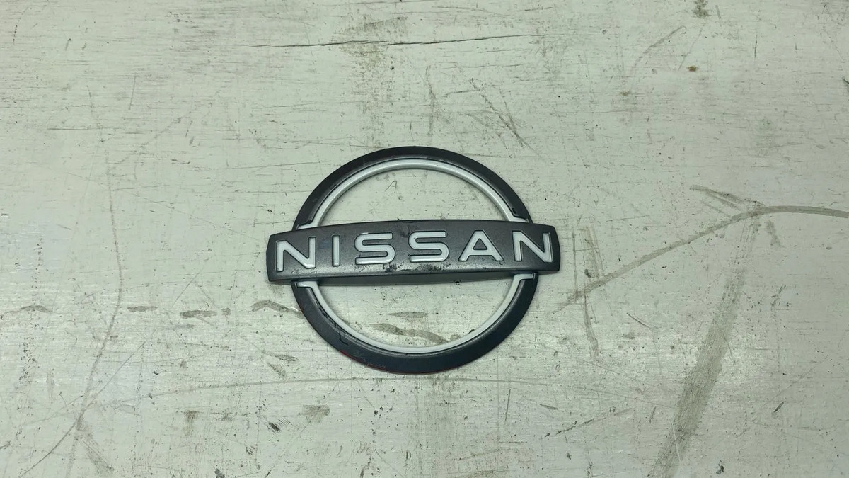 Nissan Versa 2020 - 2024 Emblema Trasera Usado Original