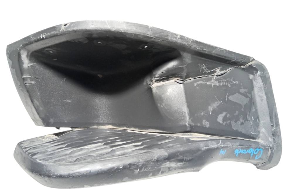 Chevrolet Colorado 2012 - 2022 Moldura para defensa Trasera Izquierdo Usado Original