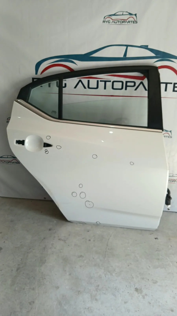 Puerta Trasera Derecha  Sentra 21-25 Sin Chapa Sin Manija Trasera Derecho Blanco