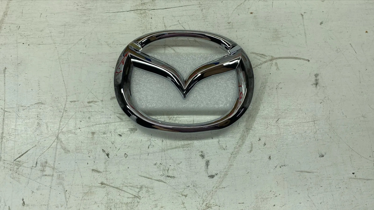 Mazda 3 2017 - 2019 Emblema Delantera Usado Original