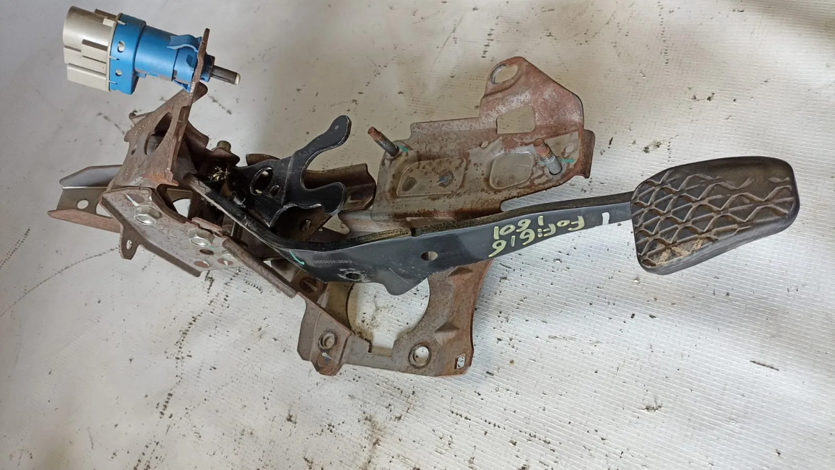 Pedal De Freno Con Base Ford Figo 2016-2018 Original De Uso