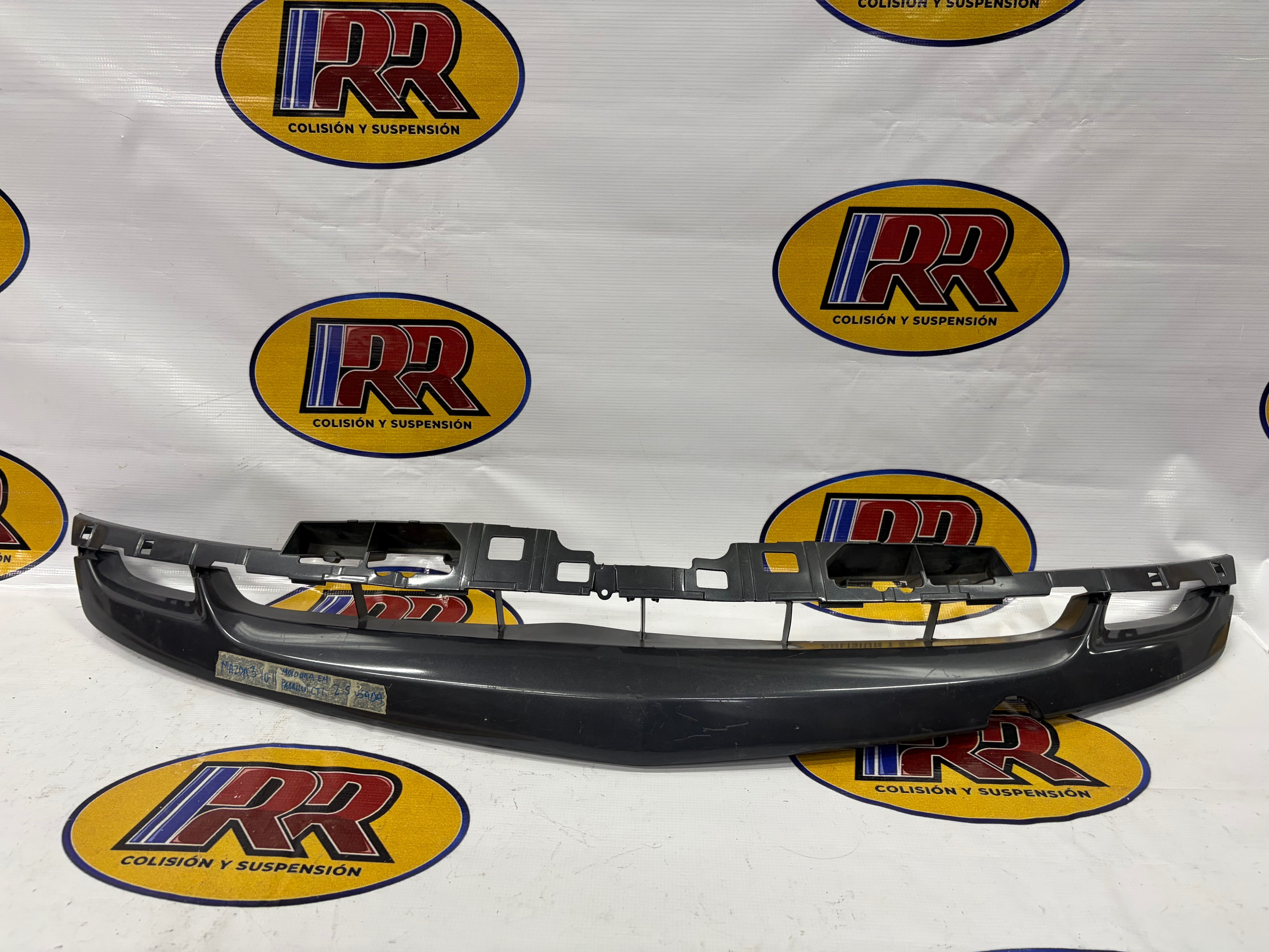 Mazda 3 2010 - 2011 Moldura para defensa Delantera Usado Original