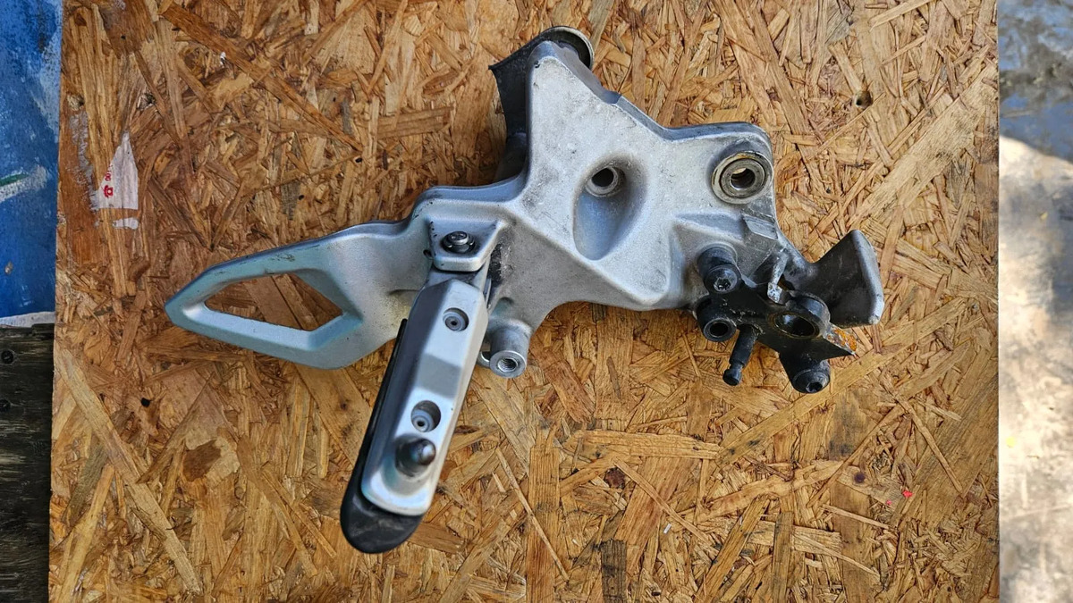 Bm F800 Gt 2017-2019 Reposapies Conductor Izquierdo