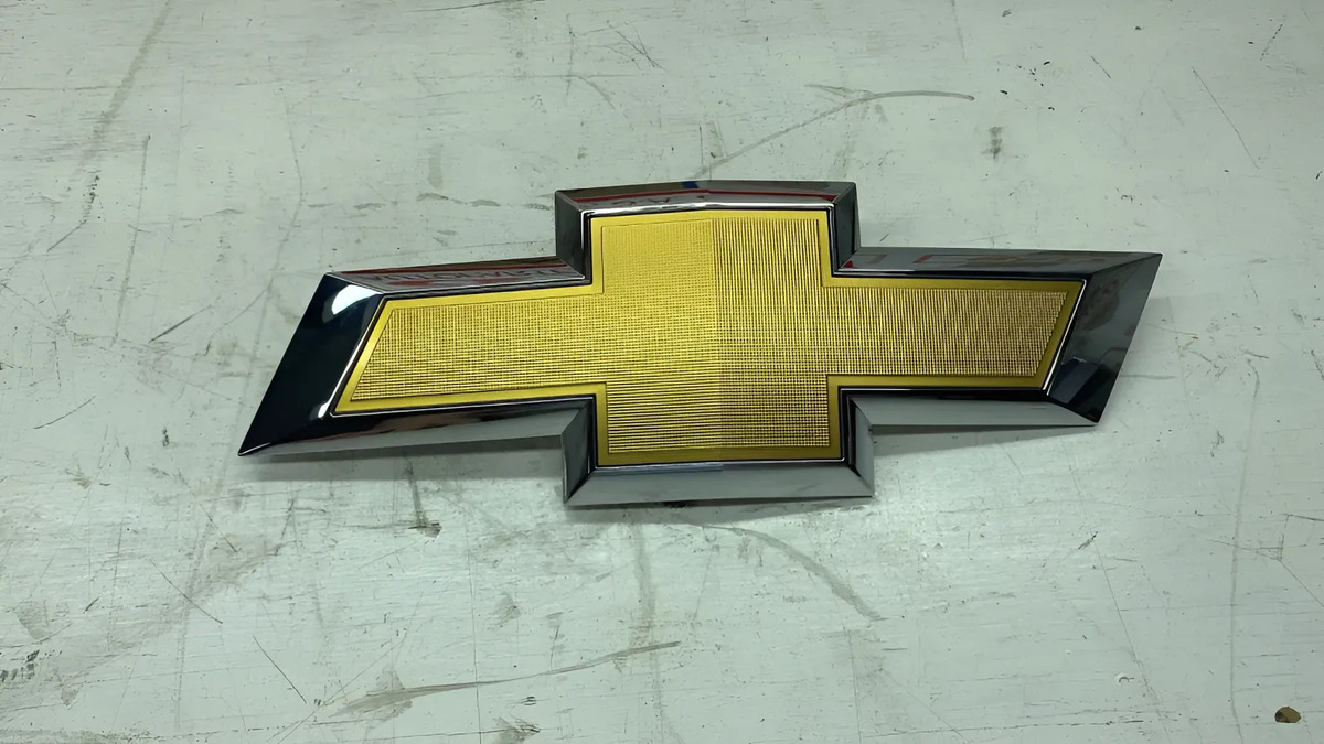 Chevrolet Suburban 2015 - 2020 Emblema Delantera Usado Original