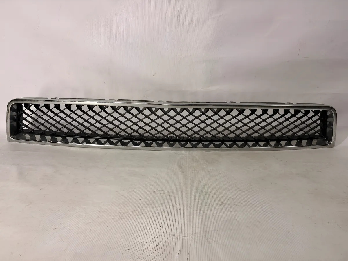 Chevrolet Suburban 2007 - 2013 Parrilla Delantera Derecho Usado Original