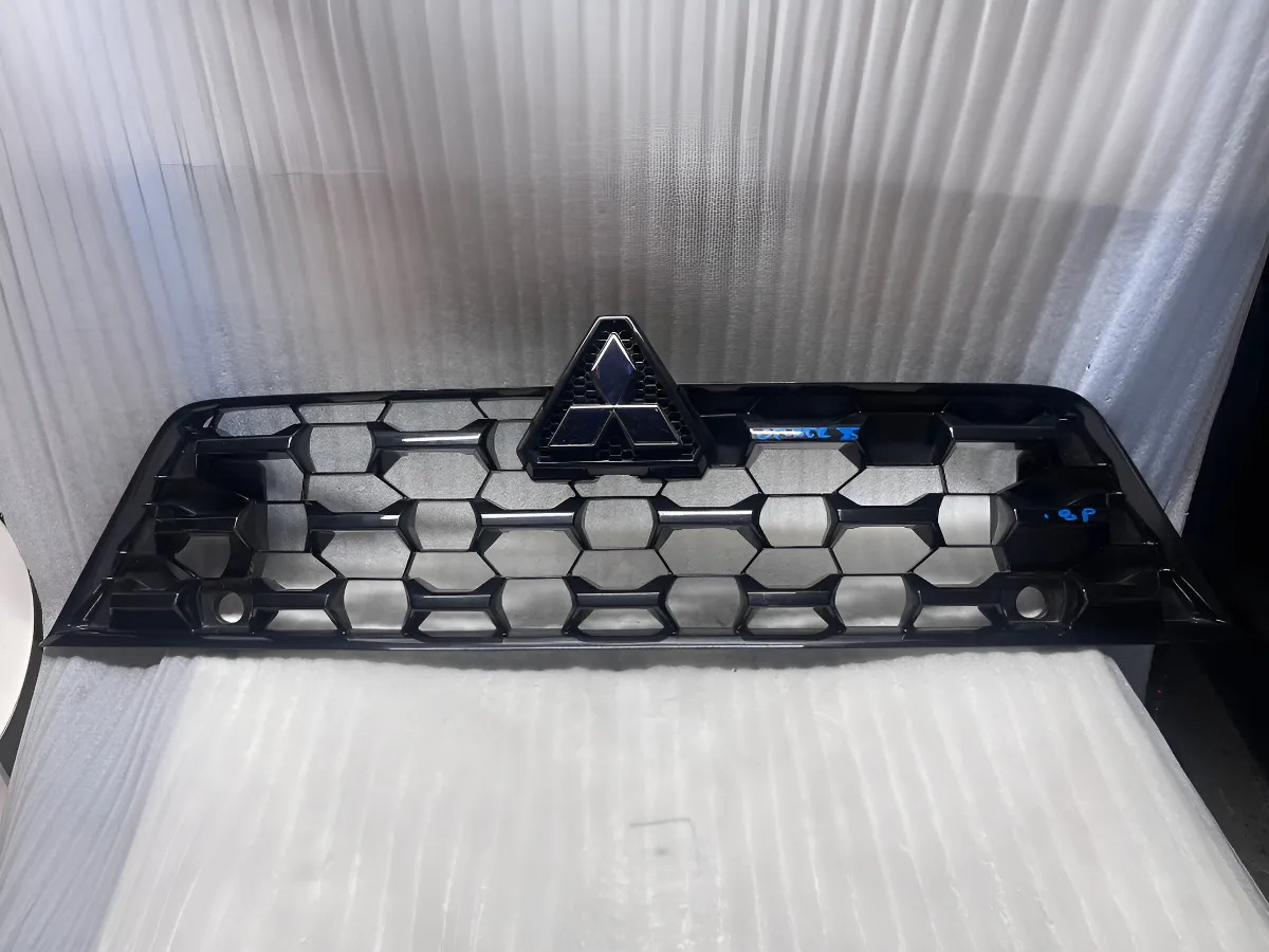 Mitsubishi Outlander 2025 - 2026 Parrilla Usado Original
