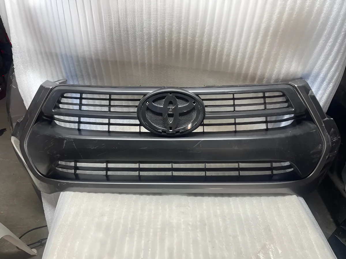 Toyota Hilux 2021 - 2024 Parrilla Usado Original