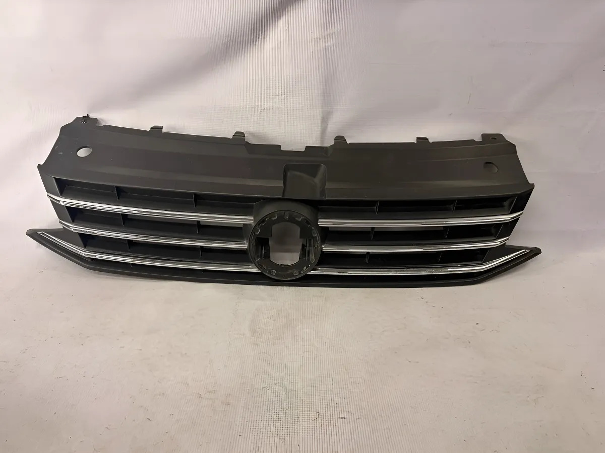 Volkswagen Vento 2017 - 2019 Parrilla Delantera Usado Original