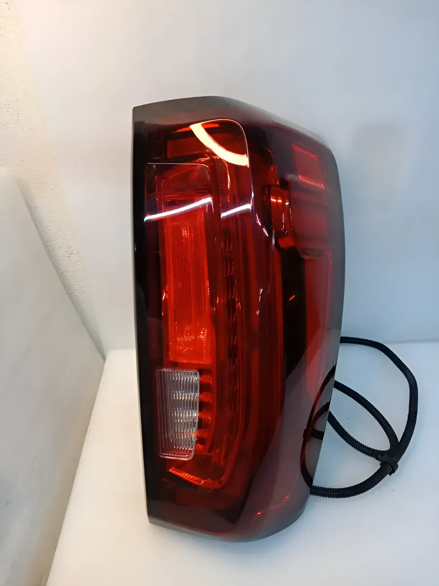 Calavera Derecha Gmc Sierra 1500 2019/2026. Derecho/pasajero Rojo
