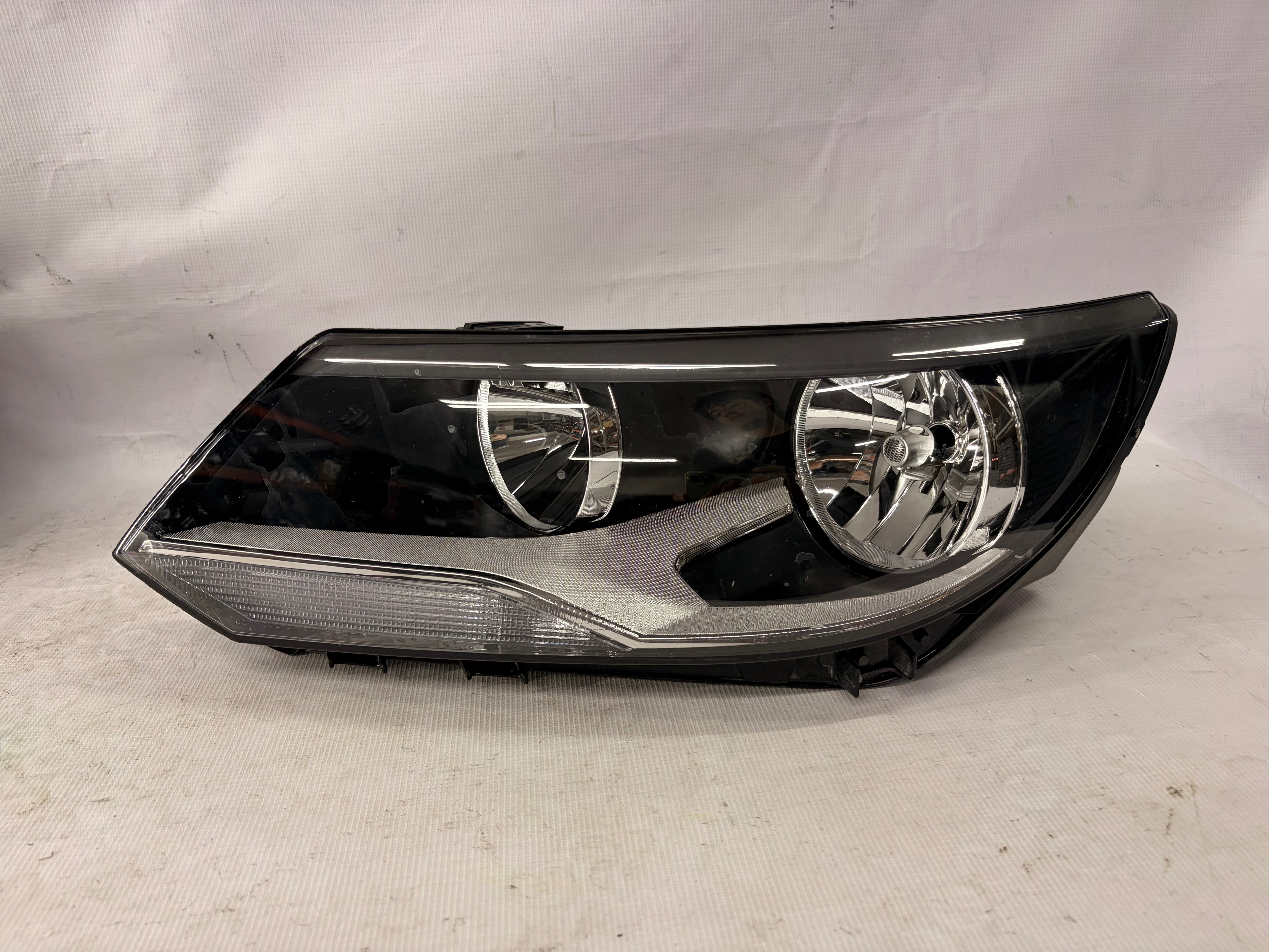 Volkswagen Tiguan 2012 - 2018 Faro Izquierdo Usado Generico