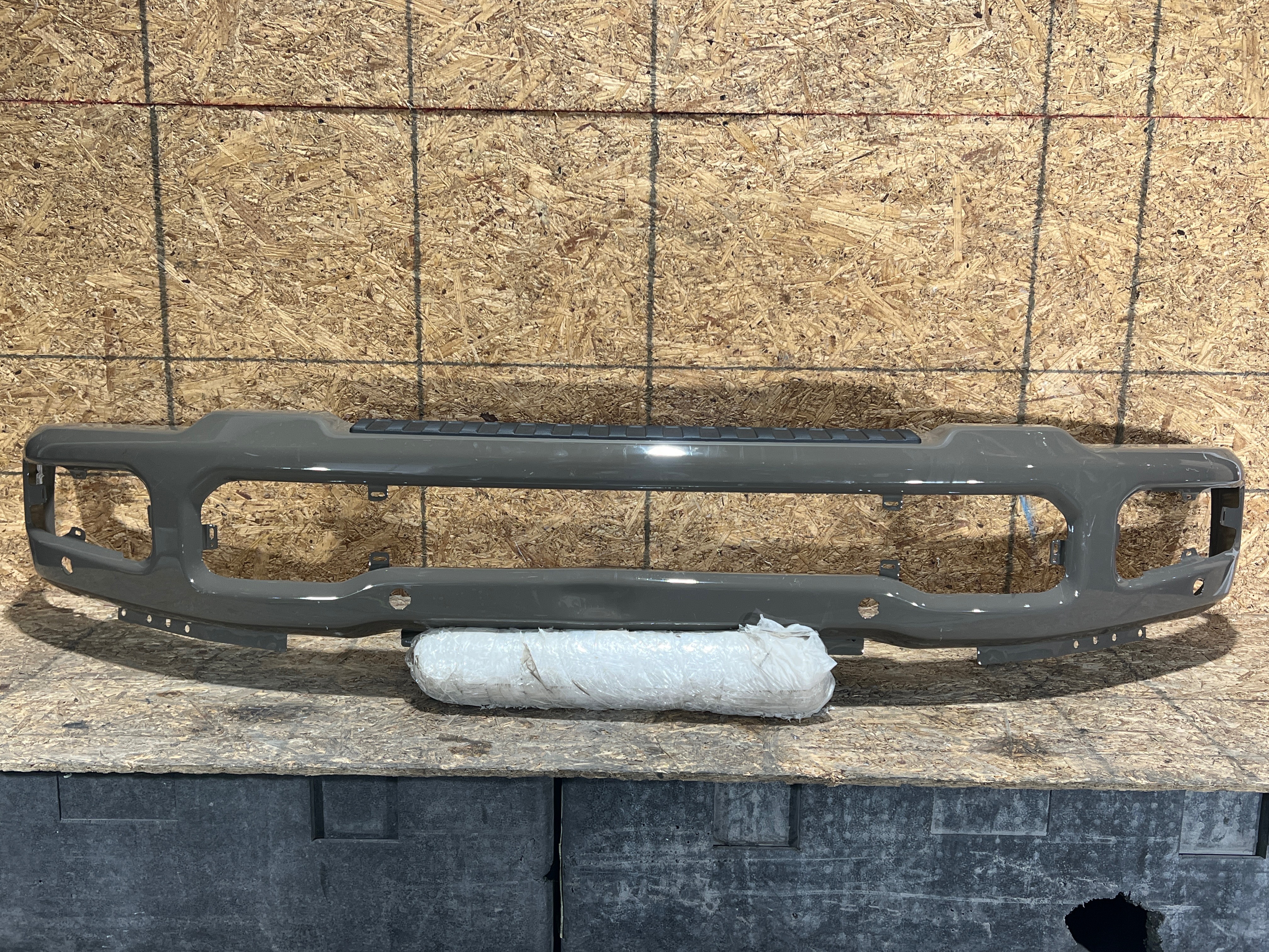 Ford F-250 2024 - 2026 Defensas Delantera Usado Original