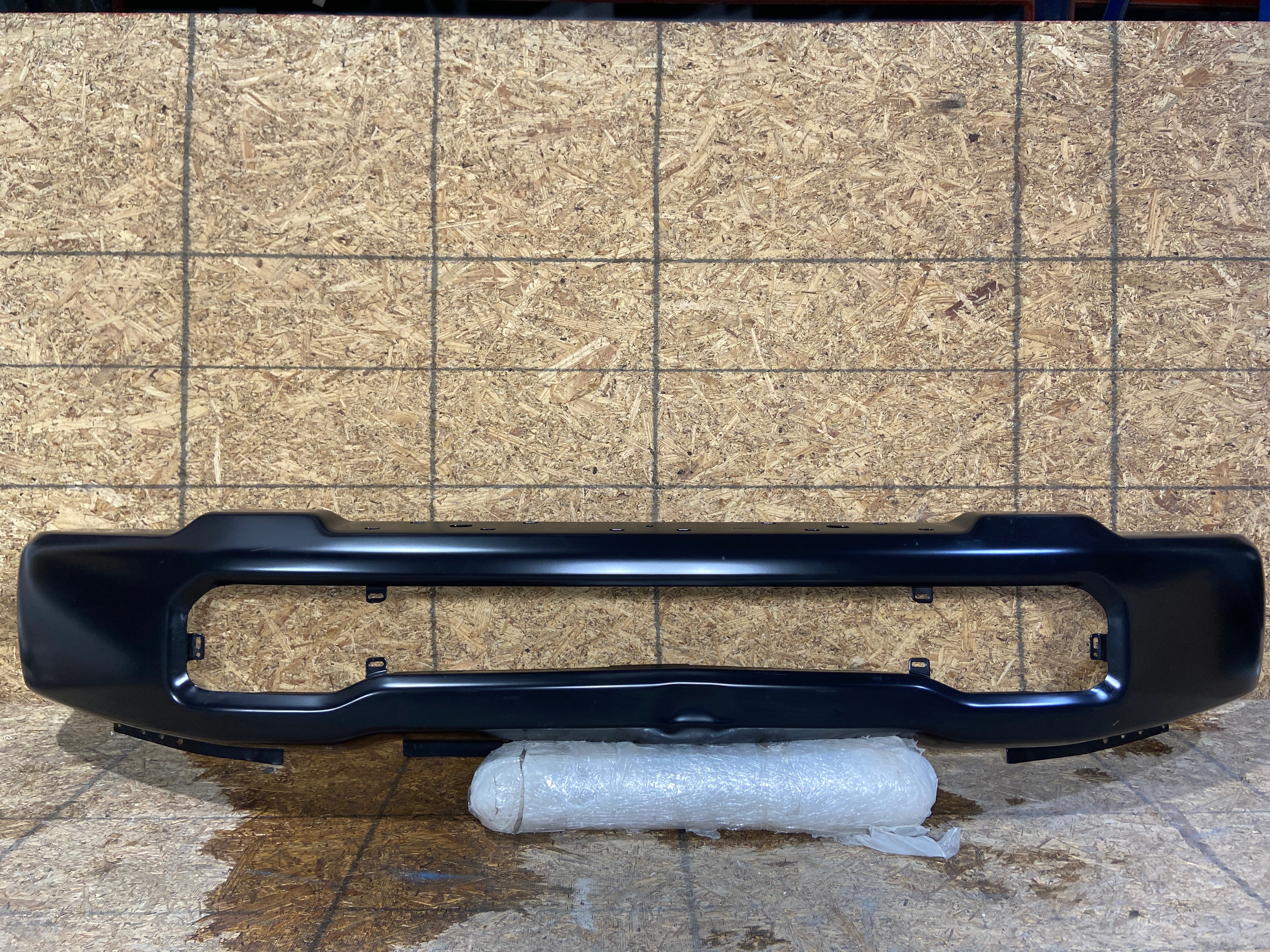 Ford F-350 2024 - 2026 Defensas Delantera Usado Original