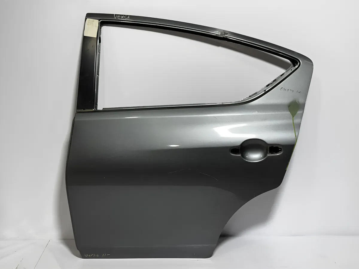 Nissan Versa 2012 - 2025 Puerta Trasera Izquierdo Usado Original