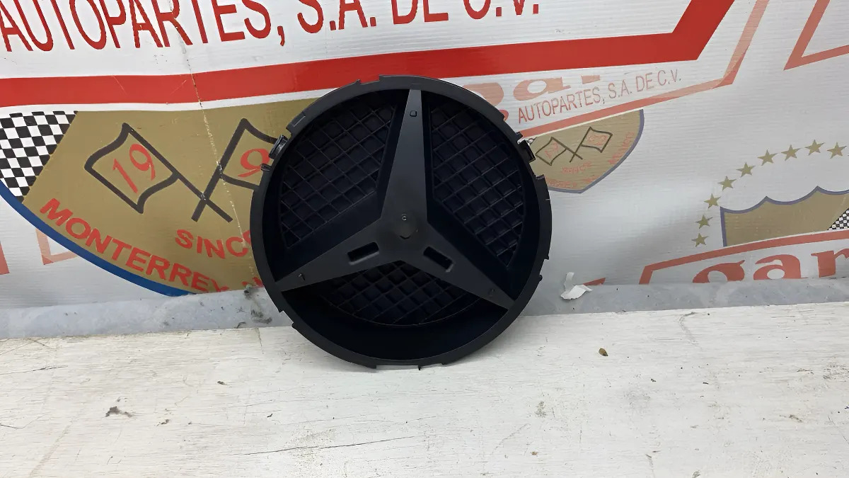 Mercedes-benz Clase c 2010 - 2020 Emblema Delantera Derecho Usado Original