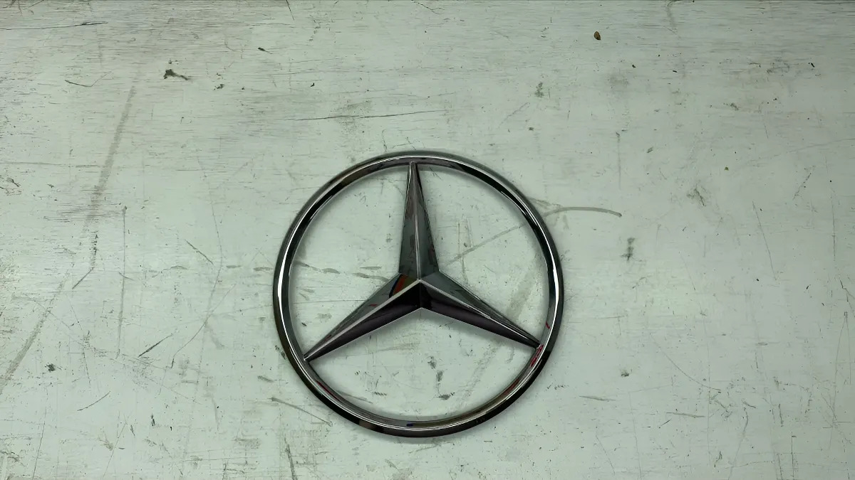 Mercedes-benz Clase c 2010 - 2020 Emblema Delantera Derecho Usado Original