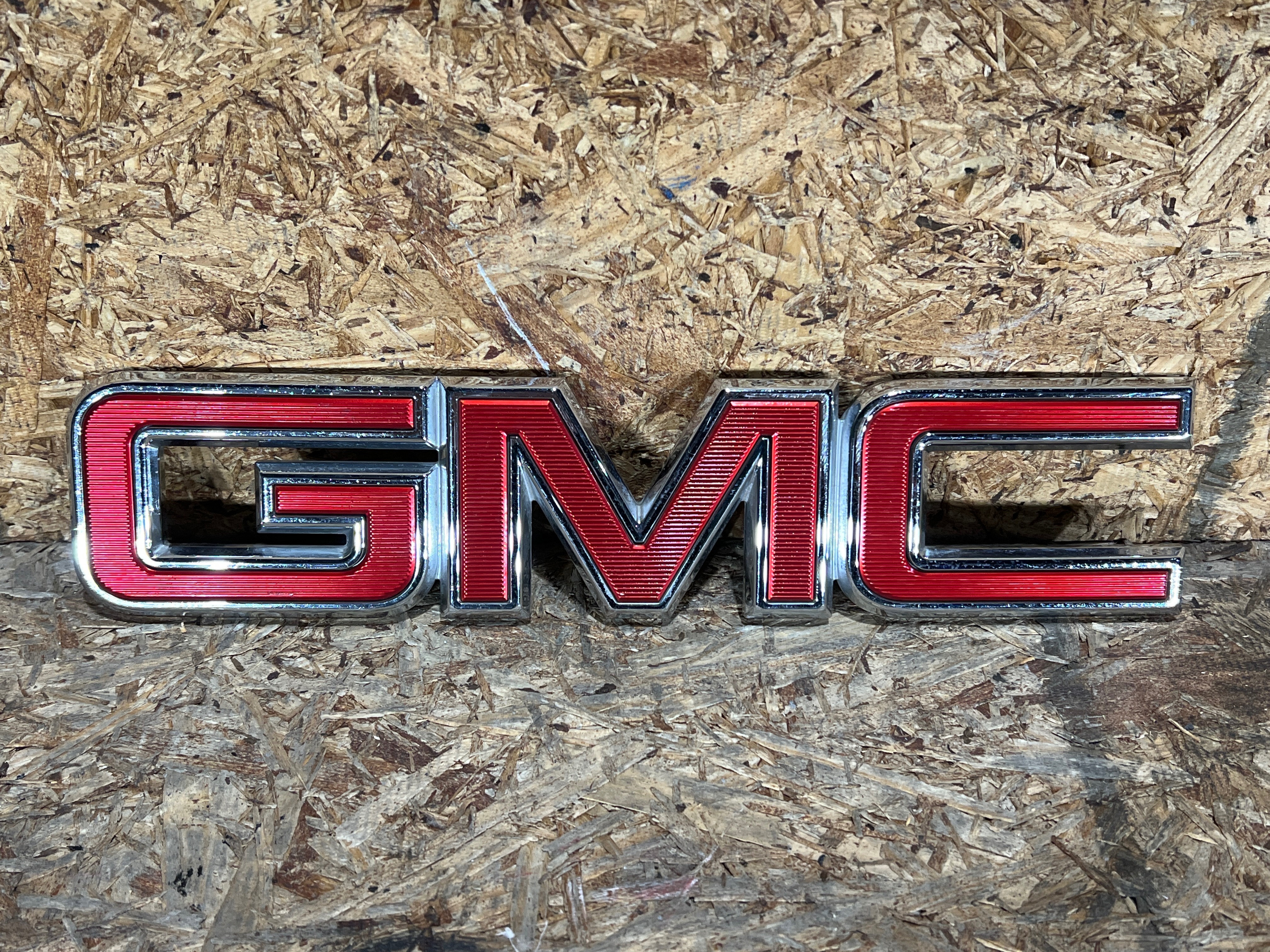 Gmc Sierra 2014 - 2018 Emblema Delantera Usado Original