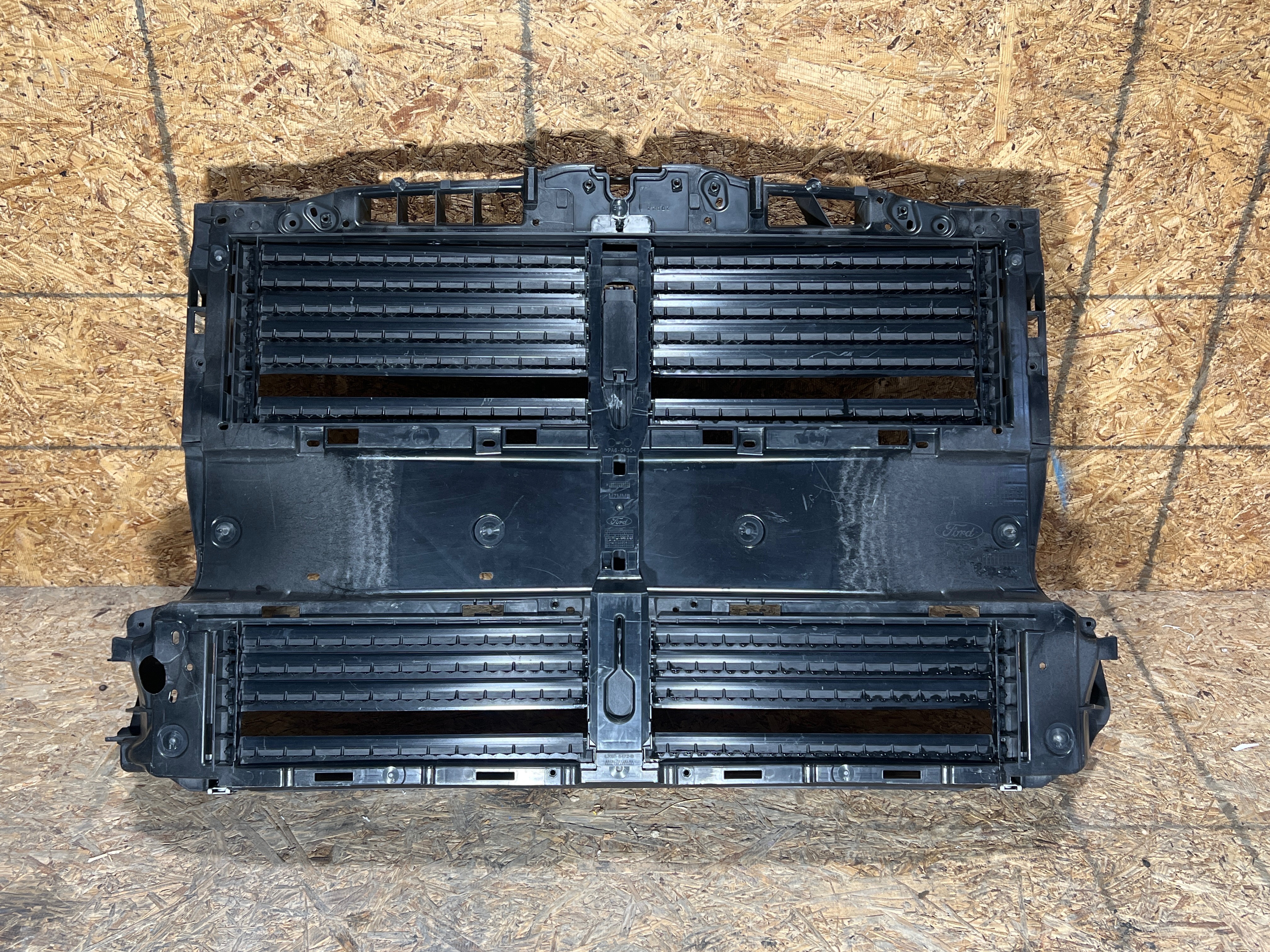 Ford Escape 2020 - 2026 Marco de radiador Usado Original