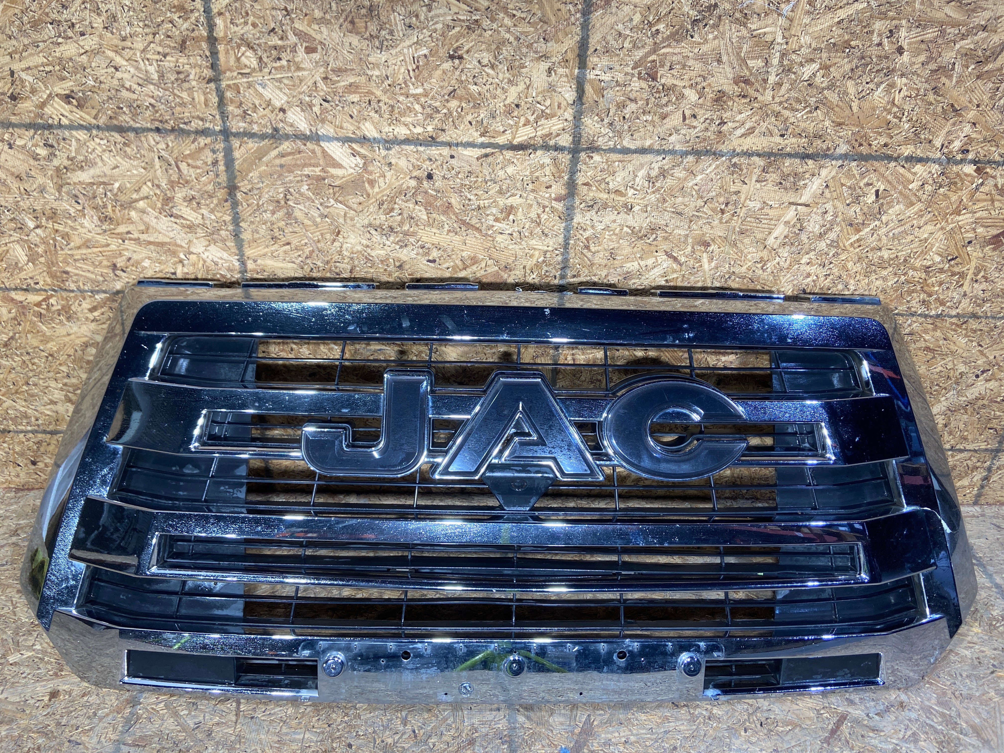 Jac Frison 2021 - 2024 Parrilla Usado Original