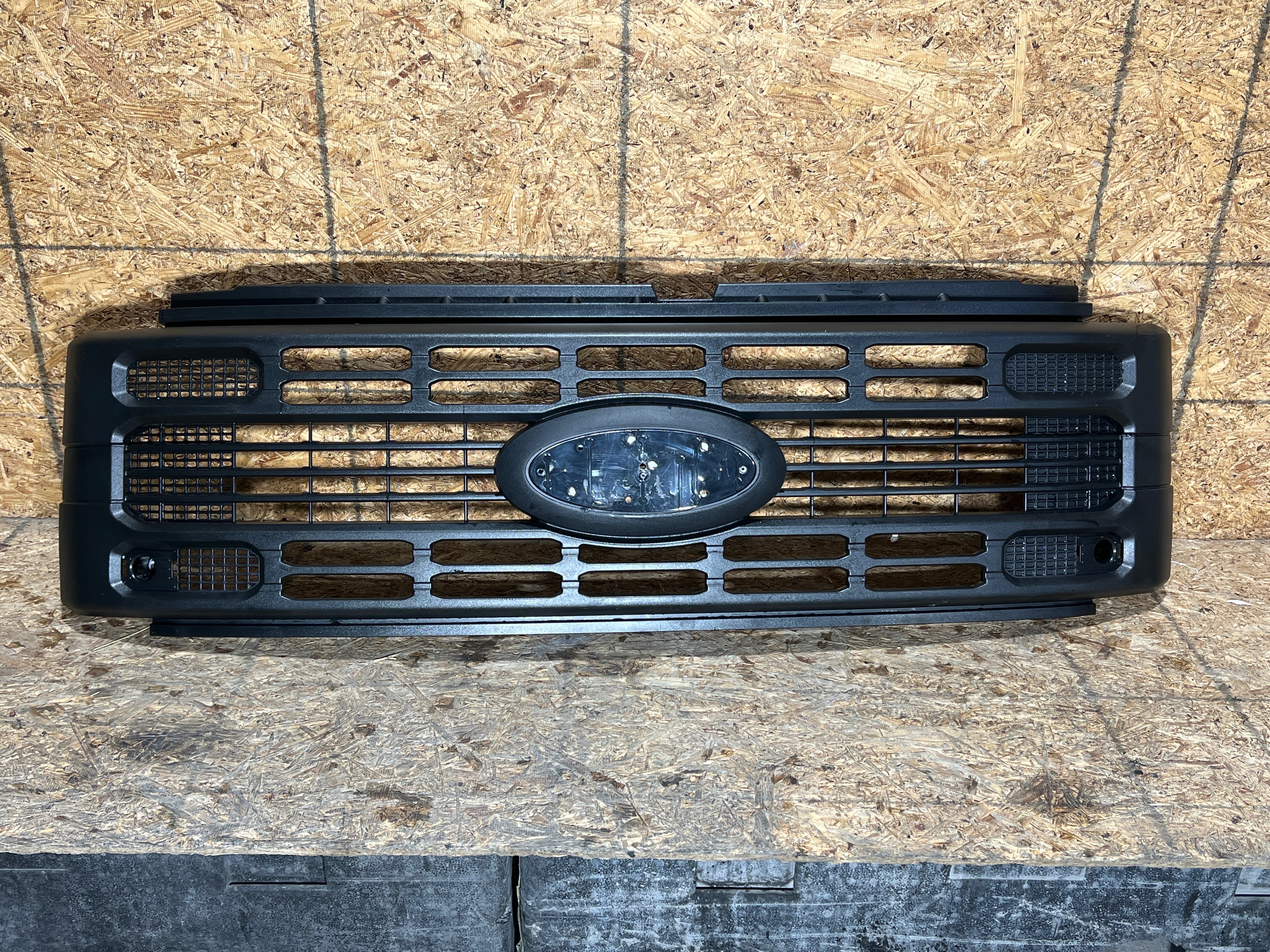 Ford F-350 2024 - 2026 Parrilla Usado Original