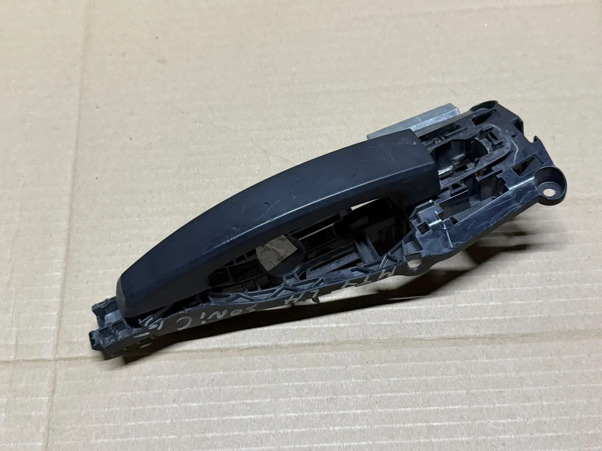 Base Y Manija Puerta Conductor Sonic 2012 A 2020 Como Se Muestra En Imagen Delantera
