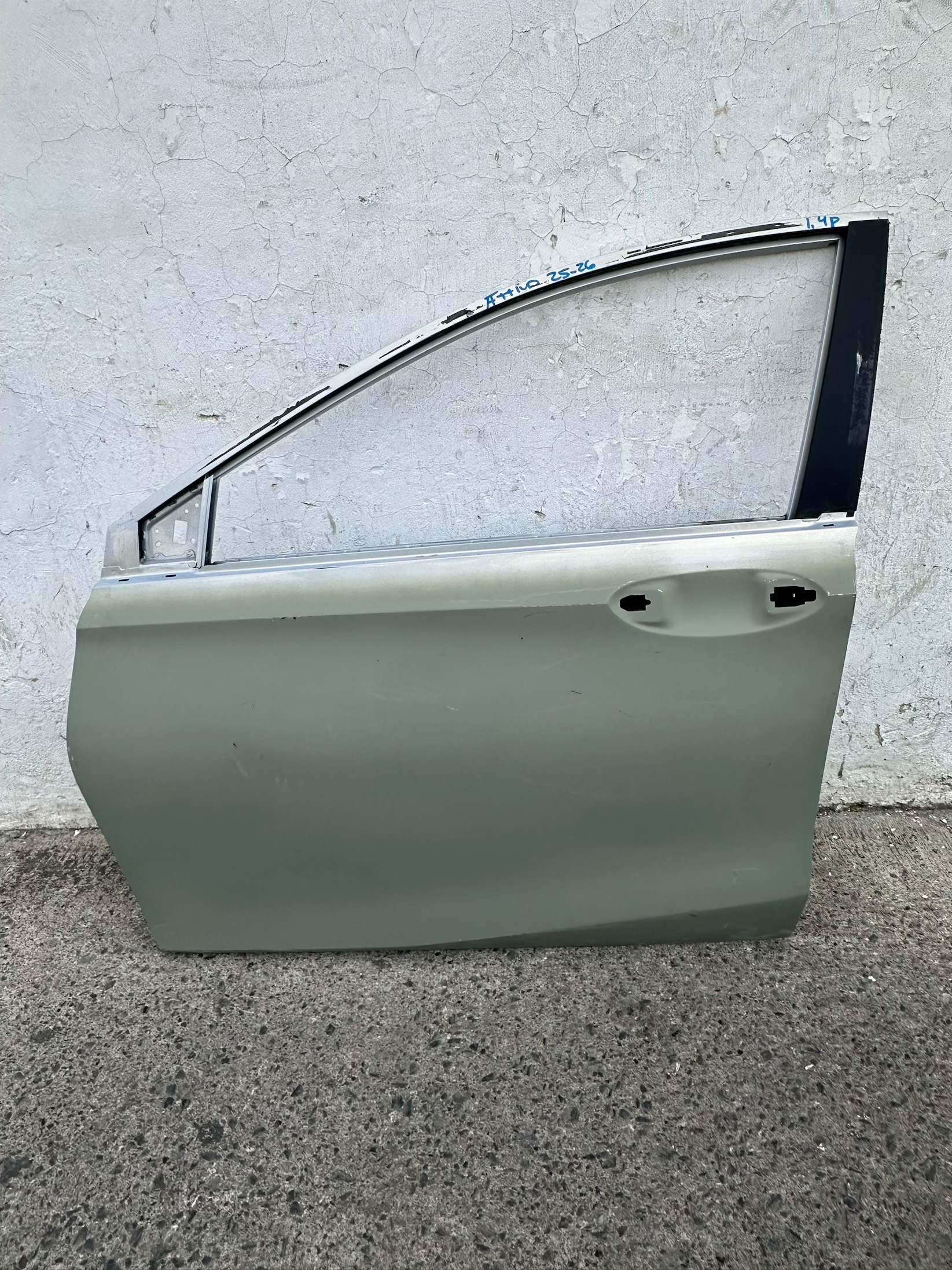 Dodge Attitude 2025 - 2026 Puerta Delantera Izquierdo Usado Original