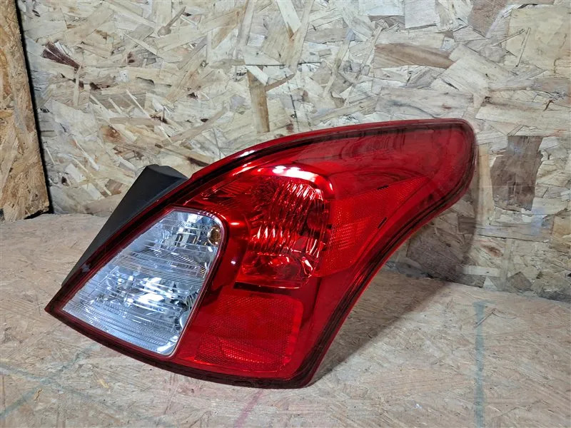 Calavera Exterior Derecho(a) Nissan Versa 2016 4 Puertas