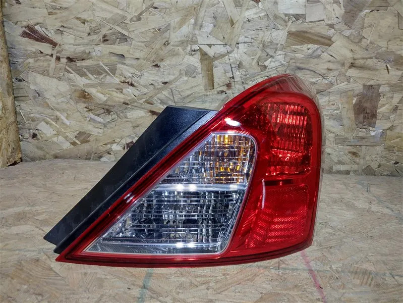 Calavera Exterior Derecho(a) Nissan Versa 2017 4 Puertas