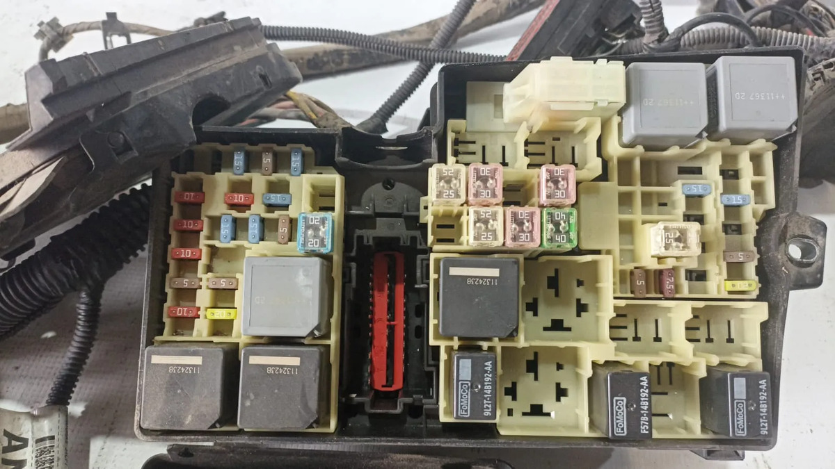 Caja De Fusibles C/arnés Ford Focus 2012-2018 2.0l Usada