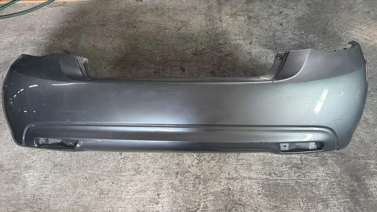 Fascia Trasera Dodge Attitude 2018-2025 Usado Original