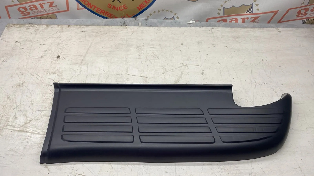 Moldura Escalon Trasero Derecho Toyota Tundra 2000 Al 2006 Negro