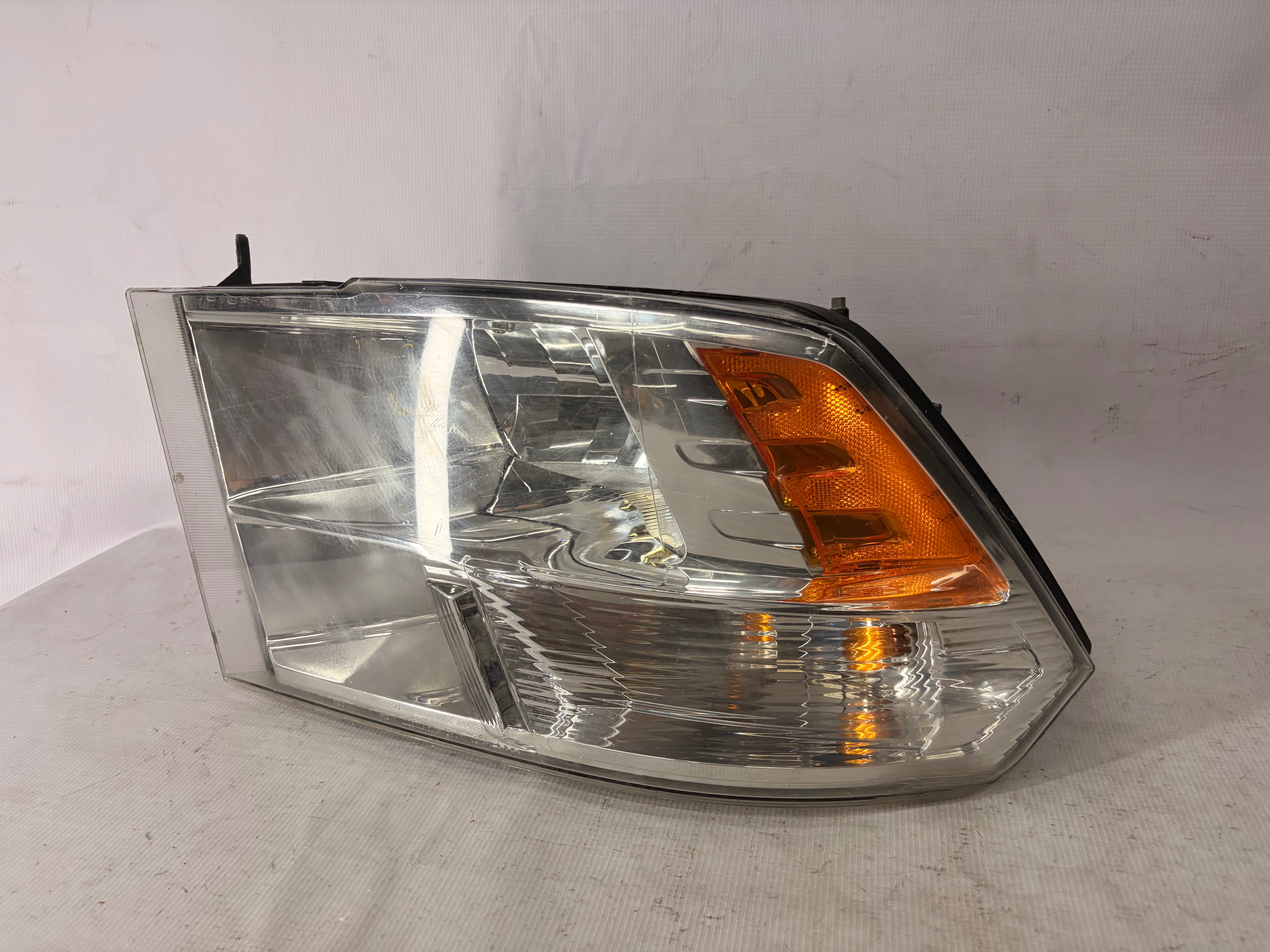 Ram 1500 2009 - 2018 Faro Izquierdo Usado Generico