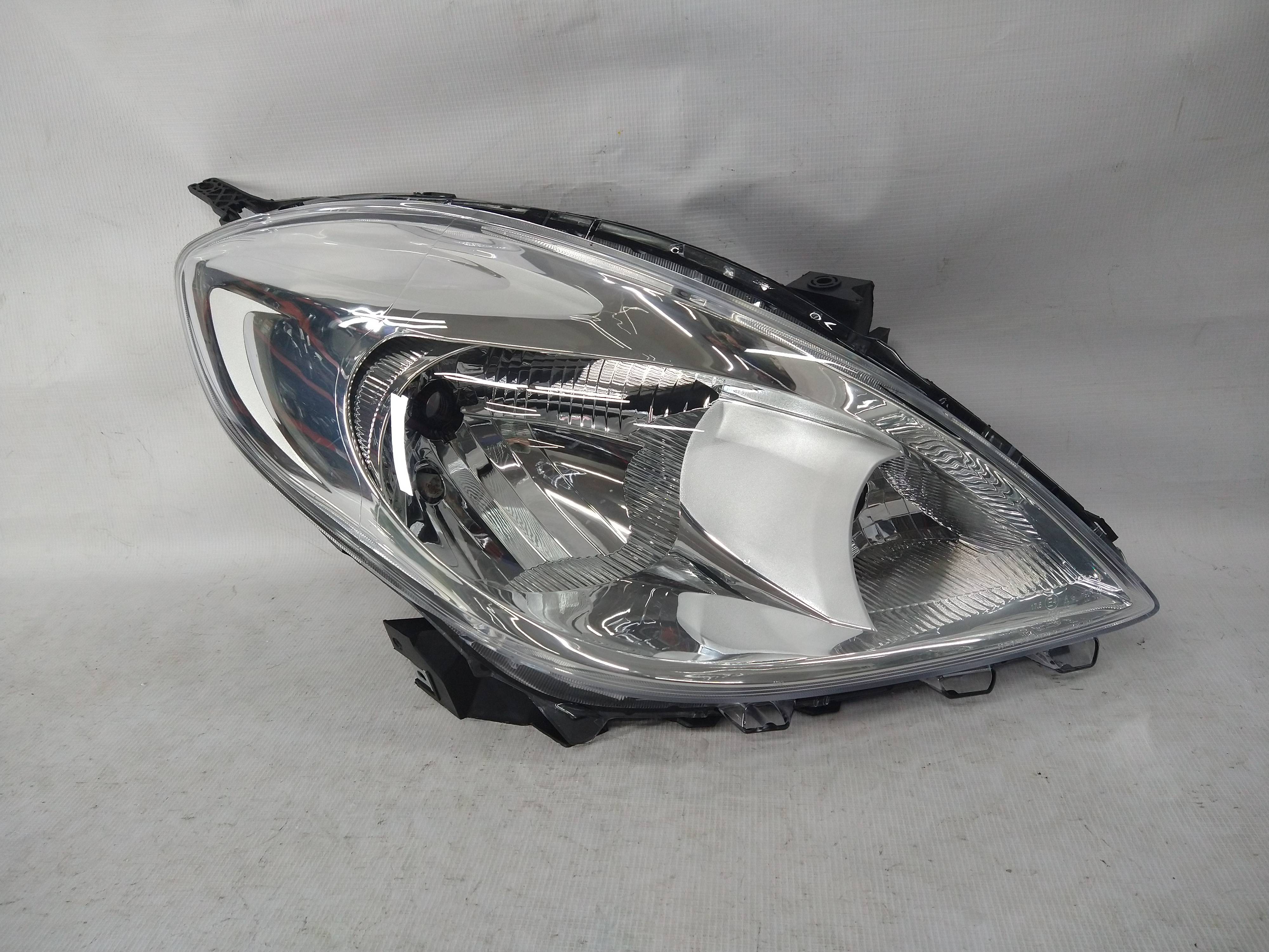 Nissan Versa 2012 - 2014 Faro Derecho Usado Generico