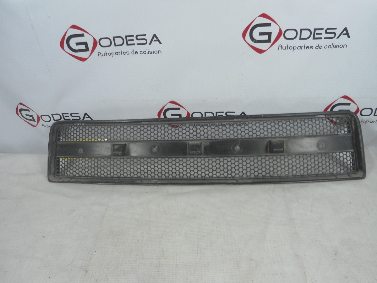 Parrilla Central Saturn Vue 2002-2005 Usada - vista 1
