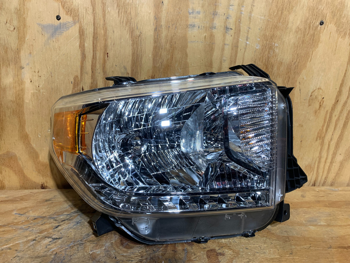 Faro Derecho Toyota Tundra 2014 - 2017