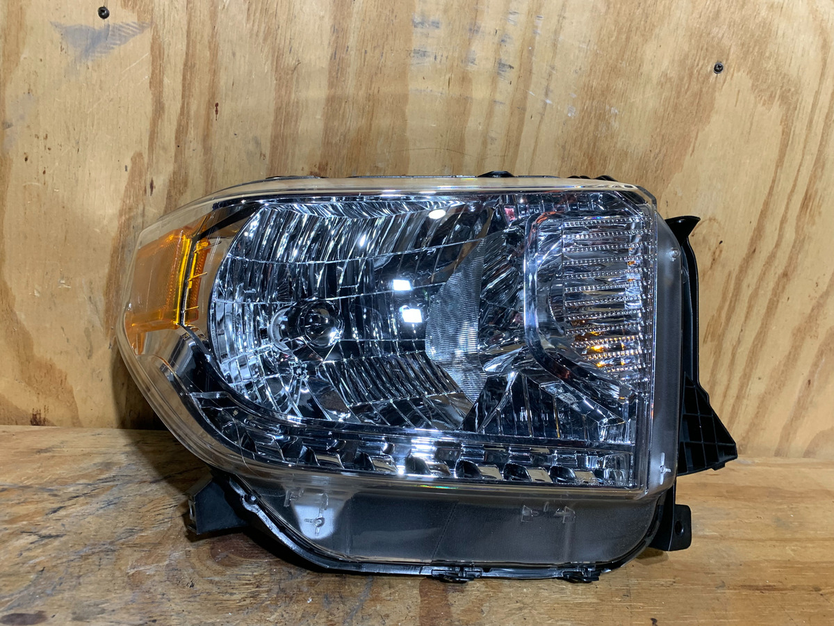 Faro Derecho Toyota Tundra 2014 - 2017