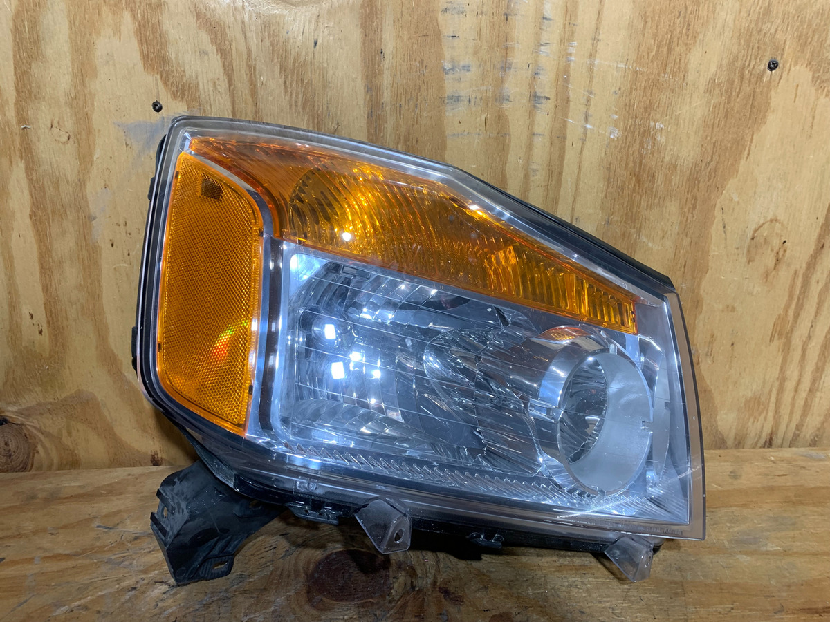 Faro Derecho Nissan Titan 2008 - 2015