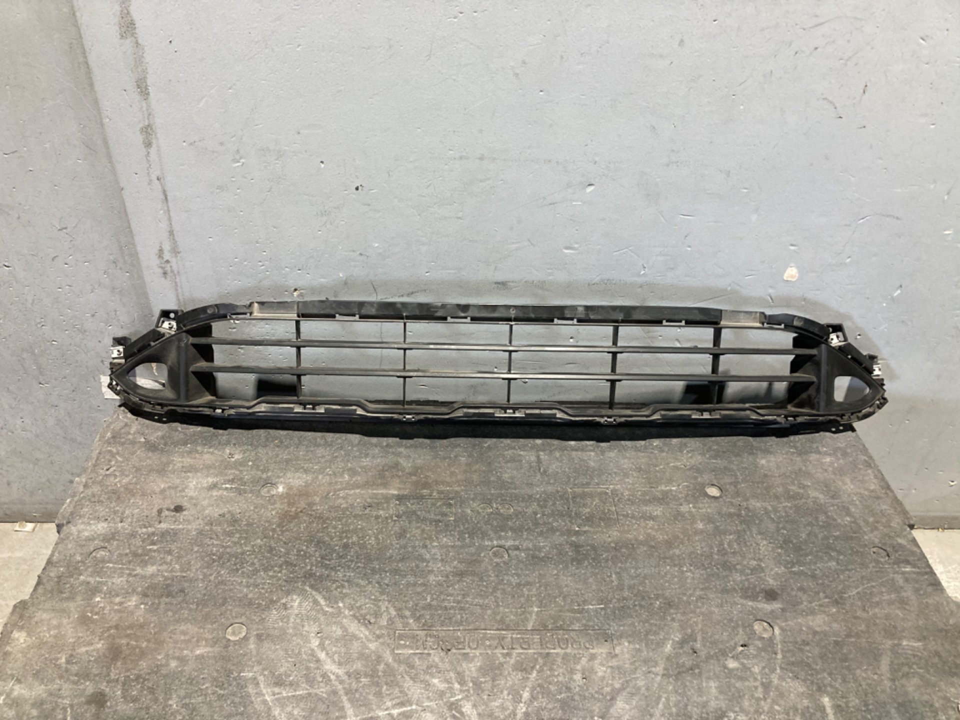Rejilla Inferior De Fascia Delantera Nissan Rogue 2021-2023 - vista 1